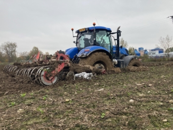 Utopený traktor | AGROFARMA DUBNICE