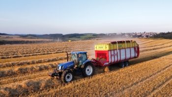 Sběr slámy vozem Pottinger Faro | AGROFARMA DUBNICE