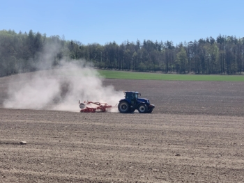 Příprava půdy v akci | AGROFARMA DUBNICE